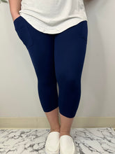 Load image into Gallery viewer, Solid Tween Capri w/ Pockets
