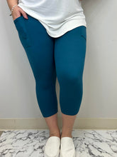 Load image into Gallery viewer, Solid Tween Capri w/ Pockets
