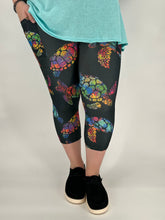 Load image into Gallery viewer, Sea Turtle Capri w/ Pockets
