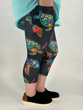 Load image into Gallery viewer, Sea Turtle Capri w/ Pockets
