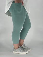 Load image into Gallery viewer, Spring Green Capri w/ Pockets
