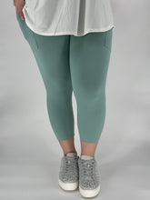 Load image into Gallery viewer, Spring Green Capri w/ Pockets
