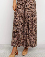 Load image into Gallery viewer, Leopard Ankle pants
