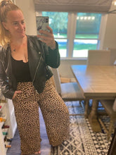 Load image into Gallery viewer, Leopard Ankle pants
